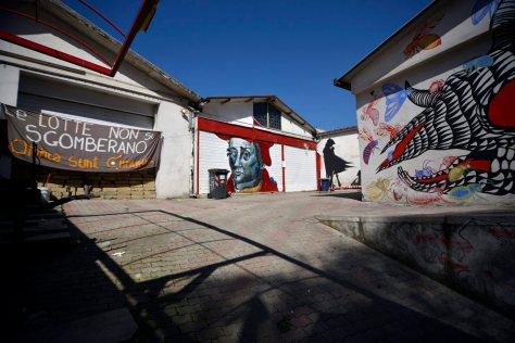 31/03/2015 Roma. Murali nella ex concessionaria Piaggio a via dello Scalo S. Lorenzo occupata da Communia, dopo lo sgombero delle ex Fonderie Bastianelli *** Local Caption ***