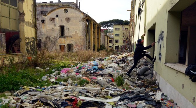 Via Tiburtina. Artista al lavoro nella fabbrica abbandonata